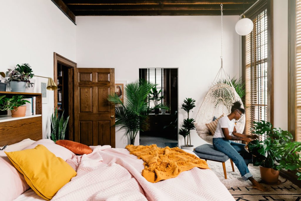 20190529_bedroom_wide_0038-1024x683-2 Transform Your Bedroom with Plants