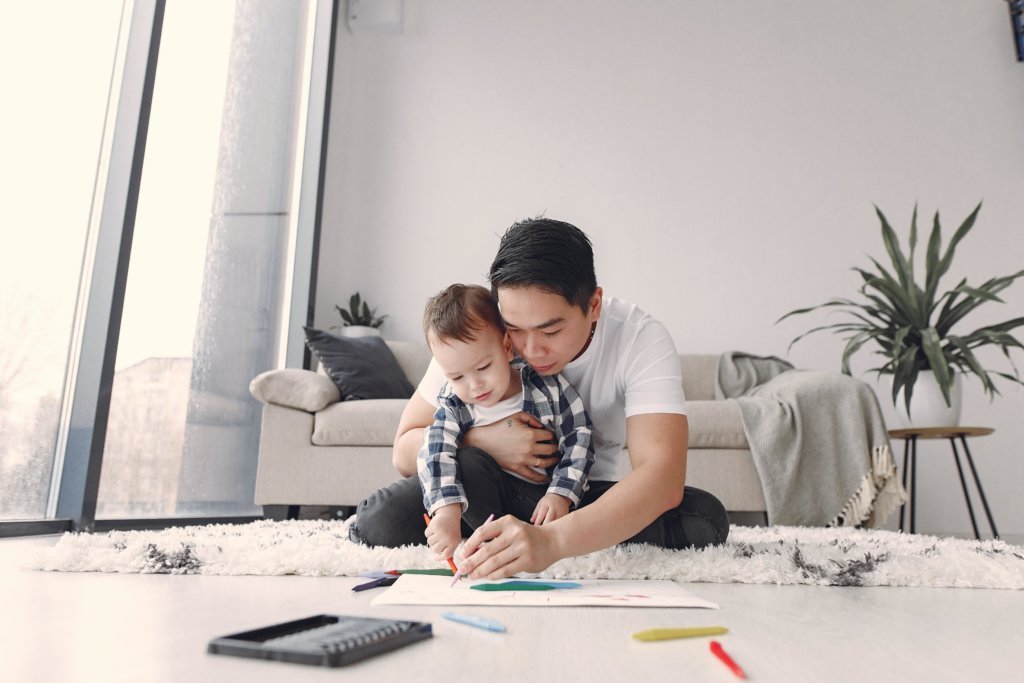 Cùng thực hiện các hoạt động thủ công với con